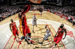 开云体育直播-跨界传奇，当加拿大冰球队正面击溃冰岛，C罗却在NBA季后赛接管比赛