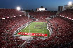 开云体育在线-红牛车队轻取法拉利，汉密尔顿点燃赛场，一场策略与激情的双重奏