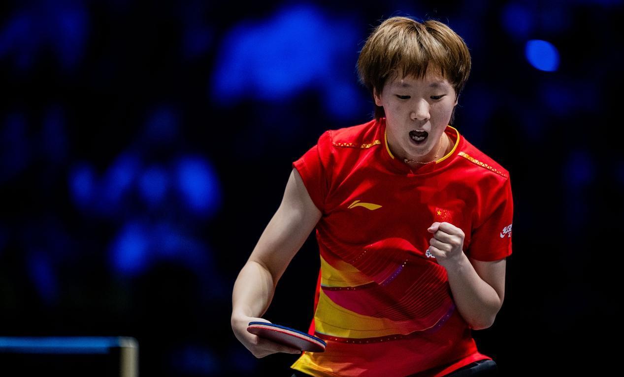 乒乓球选手大显身手夺得双打冠军