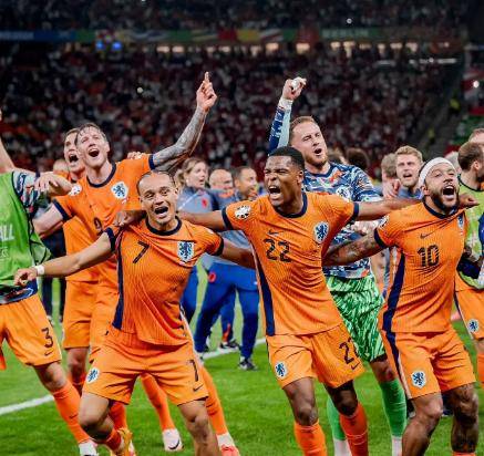 挪威队在比赛中逆转胜出,赢得掌声 挪威队在比赛中逆转胜出,赢得掌声