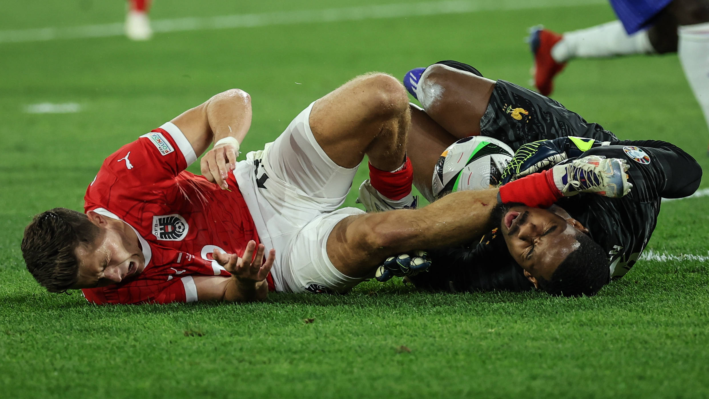 关于欧洲国家集结，备战激烈足球大赛的信息