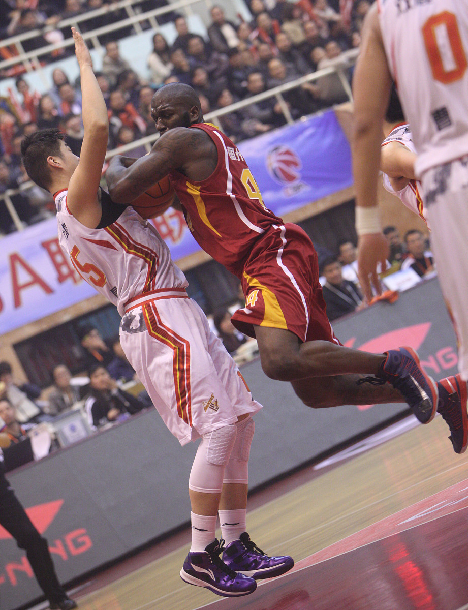 球场上充满激情与力量，双方对峙不下