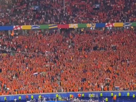 荷兰队在比赛中表现出色，成功挺进下一轮