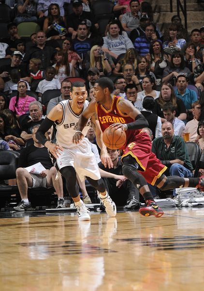 马刺翻盘广东队，欧文统治全场