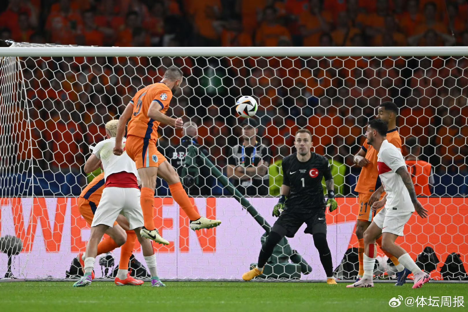 包含荷兰国家队惊险战胜，挺进欧洲杯八强的词条