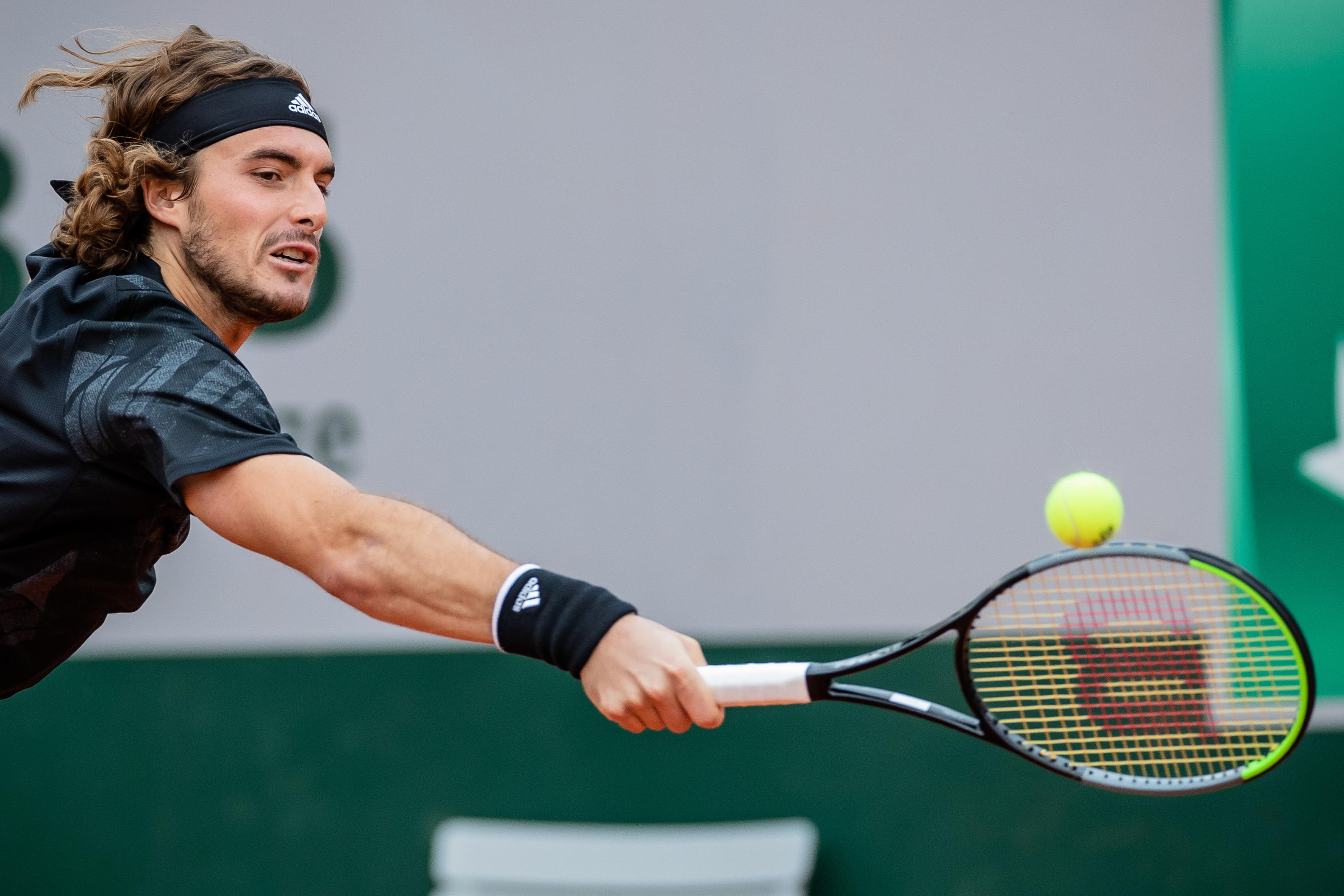 英国网球队完胜日本网球队，西西帕斯高光表现的简单介绍