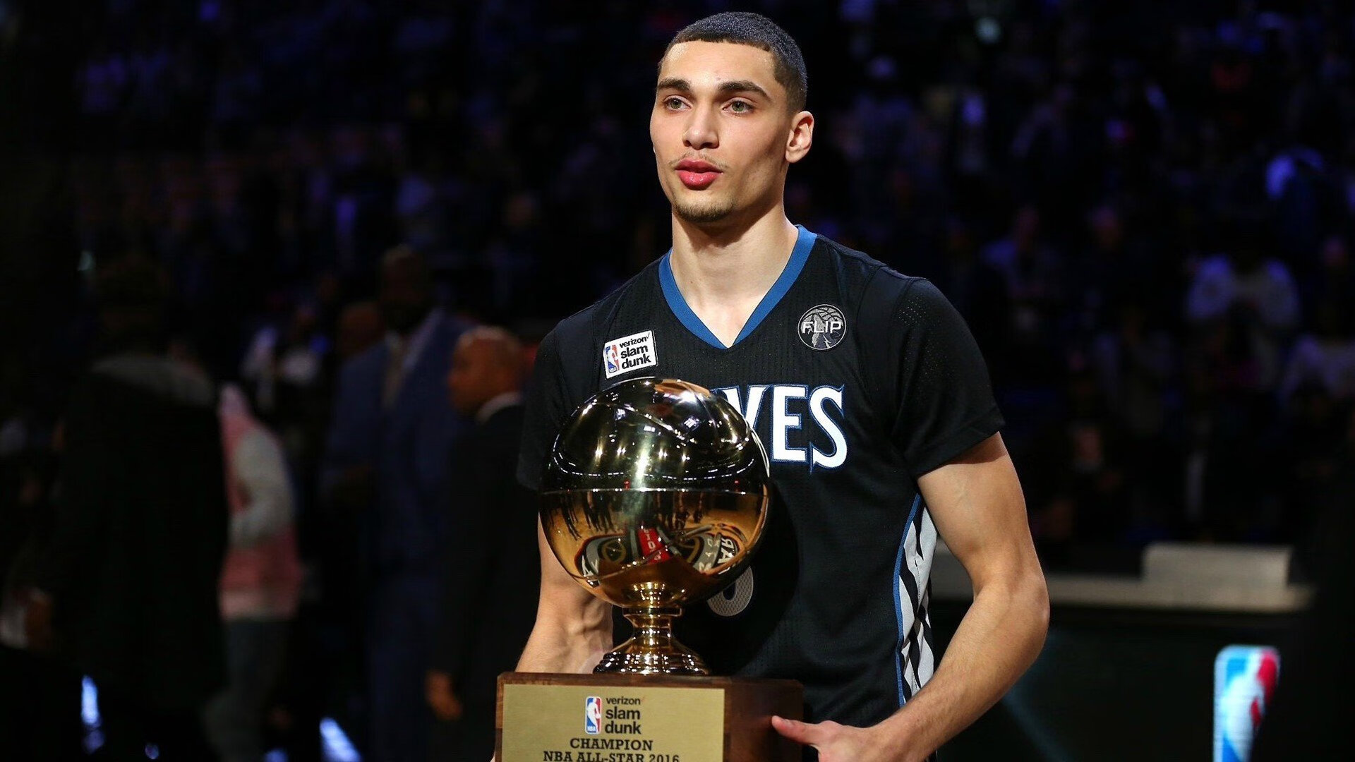 鹈鹕节奏掌控独行侠，詹姆斯成为关键先生