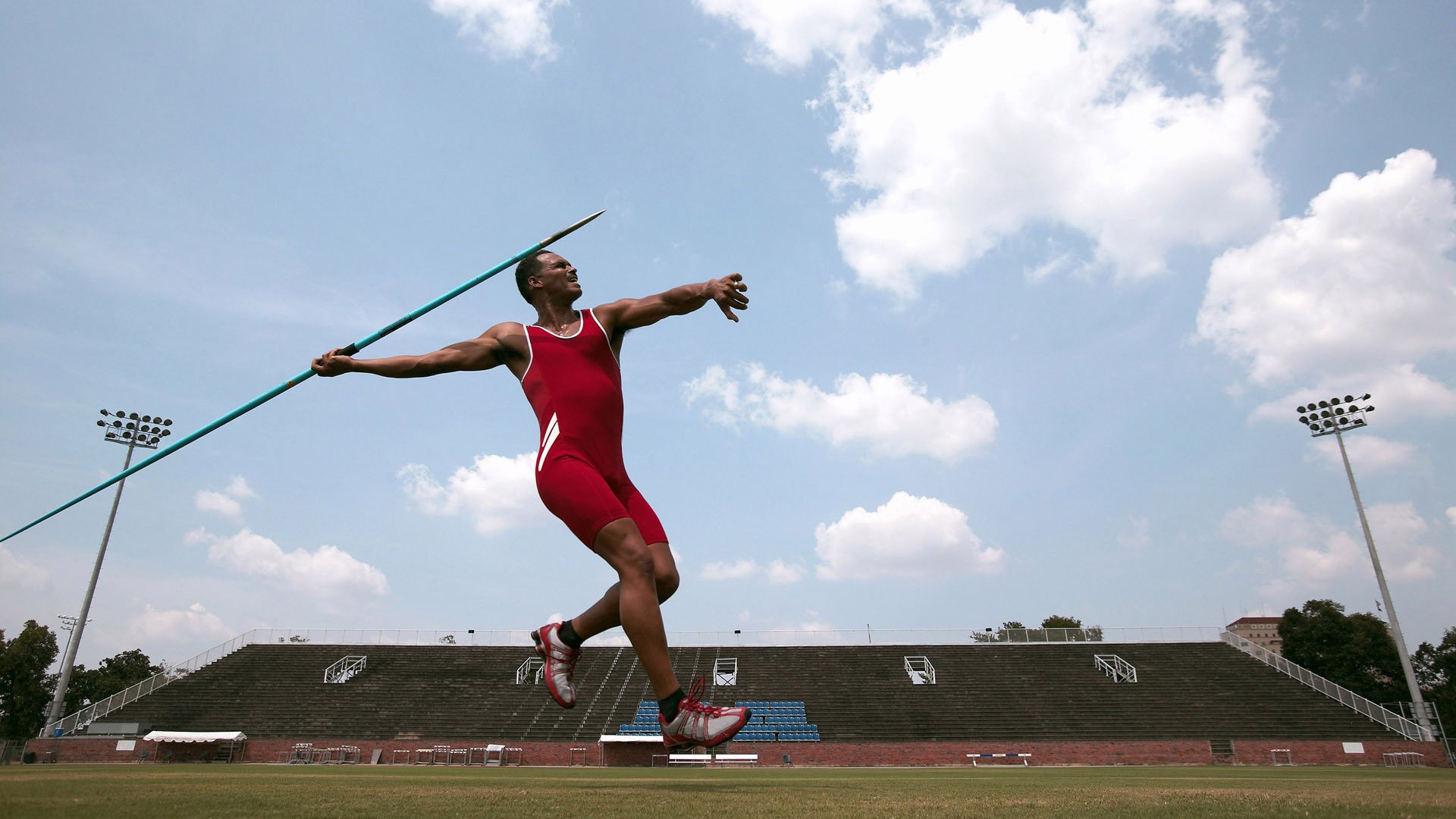 F1街道赛焦点战与掘金关键战突围骑士，速度与策略的双重奏